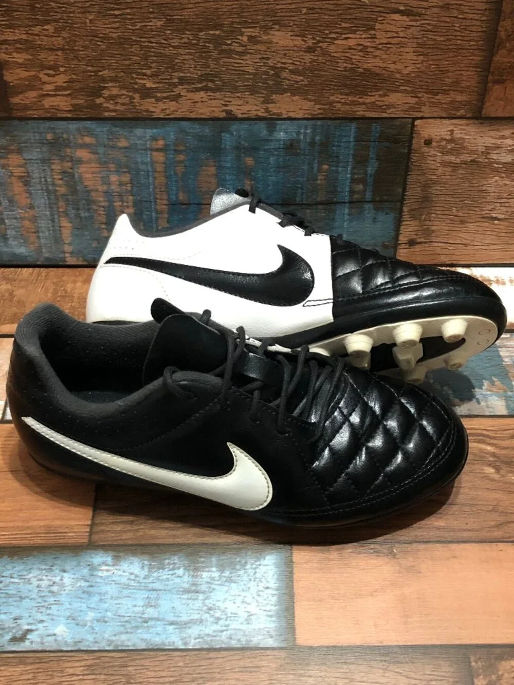Nike Tiempo Soccer Cleats 631286-010 Black-White Youth Boys Size 2Y